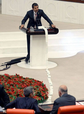 Meclis kürsüsünde 'çek'li eylem - Resim: 1