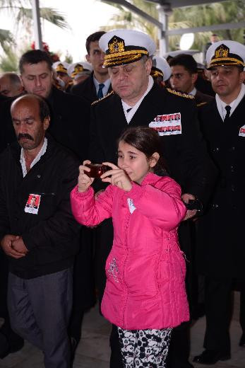 Esranur babasının tabutunu böyle çekti - Resim: 2