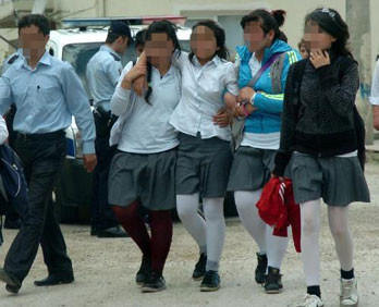 Liseli kızlar tekme tokat birbirine girdi - Resim: 4