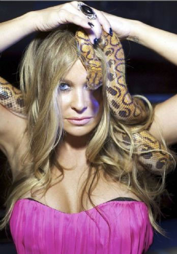 Carmen Electra yaptı yapacağını! - Resim: 2