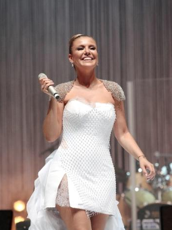 Gülben Ergen elbisesinin azizliğine uğradı - Resim: 3