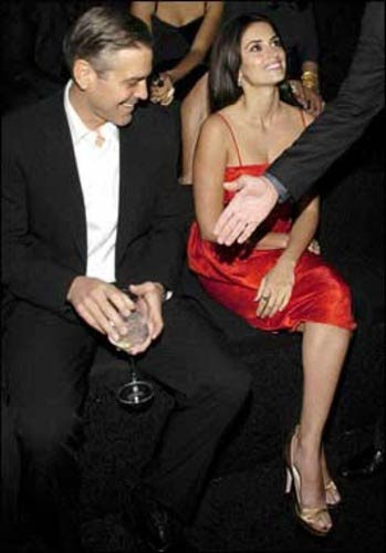 Çaktırmadan bakmak istediler ama...! - Resim: 4