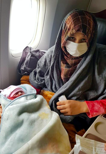 THY'nin tahliye uçuşunda Afgan kadın doğum yaptı - Resim: 0