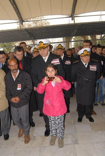 Esranur babasının tabutunu böyle çekti - Resim: 4