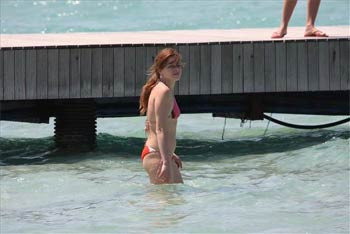 Naz Elmas denizde sarmaş dolaş - Resim: 2