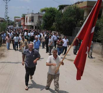 Davul zurnayla defnedildi - Resim: 3