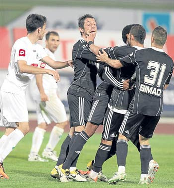 Nihat Kahveci'ye bir şeyler oldu - Resim: 3