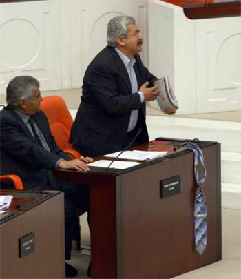 Uras itaatsizlik edip meclisi karıştırdı - Resim: 3