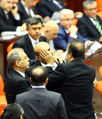 Meclis'te yumruklar konuştu - Resim: 4