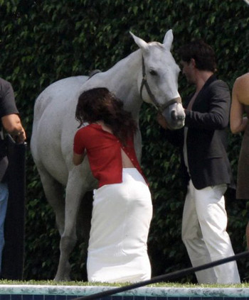 Ünlü yıldız at üstünde çırılçıplak - Resim: 3