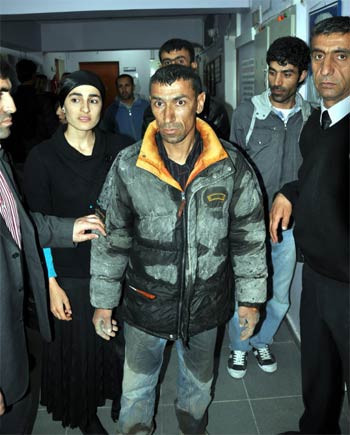 Çöken kerpiç ev bir aileye mezar oldu - Resim: 2