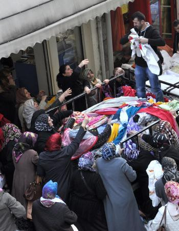 1 liralık çarşaf için birbirlerini paraladılar - Resim: 3