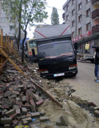 Yer yarıldı 30 araç içine girdi! - Resim: 2