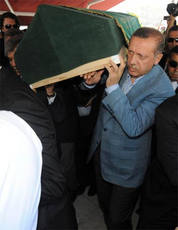 Naaşını devletin zirvesi omuzladı - Resim: 3