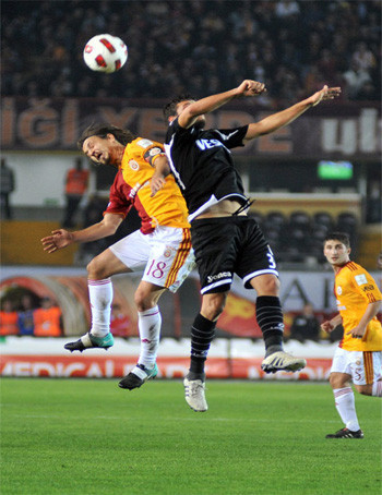 Manisa yenilgisi tribünleri çıldırttı! - Resim: 3