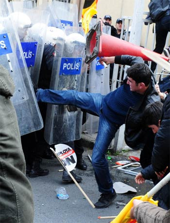 Göstericiler adliye binasına saldırdı! - Resim: 4