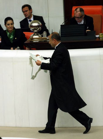 Meclis kürsüsünde 'çek'li eylem - Resim: 4