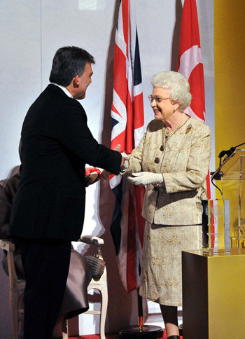 Gül ödülünü Kraliçe'nin elinden aldı - Resim: 3