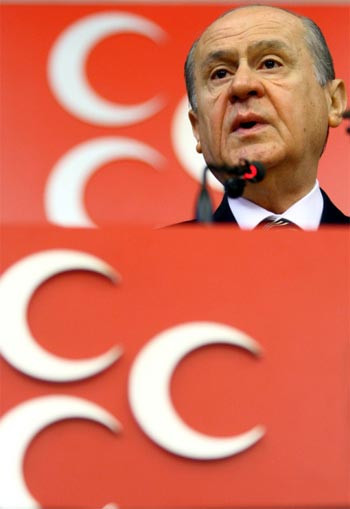 Bahçeli esti gürledi - Resim: 1