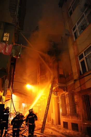 Kumkapı'da korkutan yangın - Resim: 1