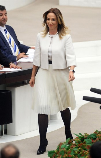 Aylin Nazlıaka'nın kıyafeti olay oldu - Resim: 3