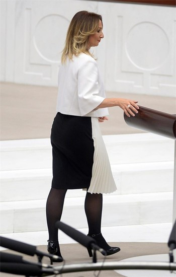 Aylin Nazlıaka'nın kıyafeti olay oldu - Resim: 4