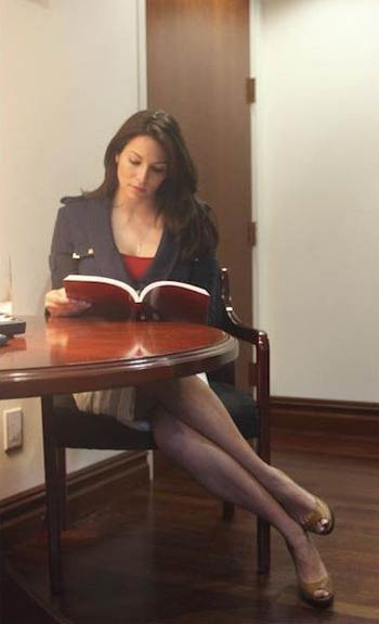 Seksi olduğu için bankadan kovuldu - Resim: 4