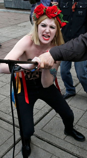 FEMEN'den Kırım'da Putin karşıtı eylem - Resim: 4