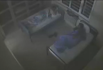 Oda arkadaşının gözlerini böyle oydu - Resim: 3