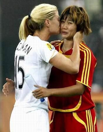 Futbol oynayan güzeller - Resim: 3