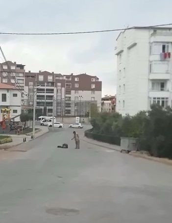 Bursa'da eşini sokakta vurup ağır yaraladı silah tutukluk yapınca kaçtı o anlar kamerada - Resim: 4