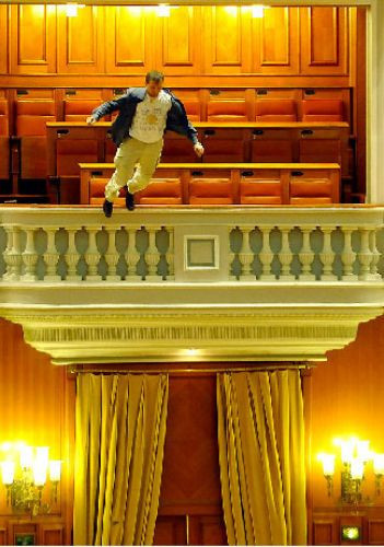 Meclis'in orta yerine atladı - Resim: 4