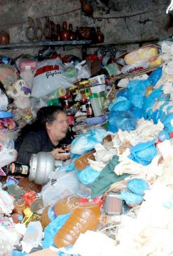 2 odalı evden tam 17 traktör çöp çıktı! - Resim: 2