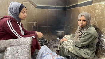 Gazzeli kadın yıkımın ortasında ve damatsız dünya evine girdi