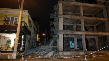 Yıkım sırasında kopan beton parçaları yandaki eve zarar verdi