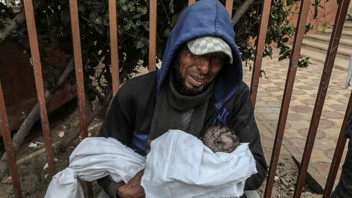 Gazze'de 11 çocuk donarak can verdi