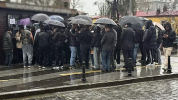 Bunun ne sırası olduğunu öğrenince şaşırıp kalacaksınız! Yağmur çamur dinlemiyorlar