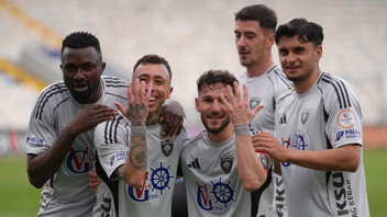 Erzurumspor 7-0 kazandı süper lige göz kırptı