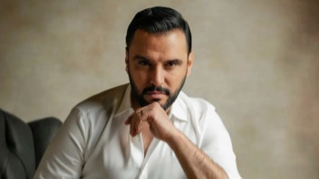 Şarkıcı Alişan ramazanın ilk gününde Umre'ye gitti...