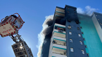 Adana'da 13 katlı binada yangın! Hamile kadın mahsur kaldı