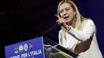 İtalya'da referandum iktidarı sarstı!