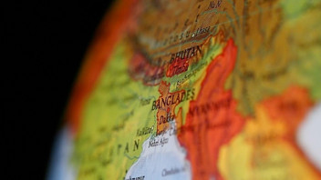 Feribota giriş yapmaya çalışan yolcu otobüsü nehre devrildi