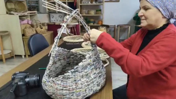 Samsun'da kadınlar eski giysi ve atık ürünleri sanatsal objelere dönüştürdü