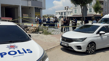 Sokak ortasında dehşet! Emekli polis memuru oğlunu öldürdü