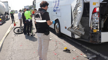 Feci kaza! Emniyet şeridindeki otobüse çarptı