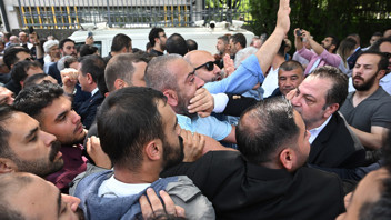 Meclis kapısında gerginlik! CHP'liler birbirine girdi görüntülere bakın