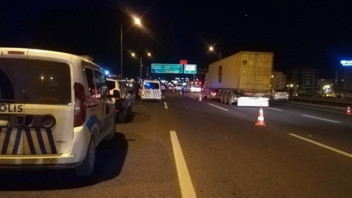 İzmir'de korkunç kaza! Tır ve otomobil çarpan kişi hayatını kaybetti