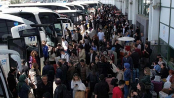 Okullar kapanır kapanmaz otogarlarda hareketlilik