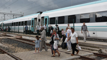 Milli Elektrikli Tren, Halkalı-Uzunköprü hattında hizmete başladı