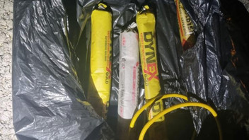Adana'da bir kamyonette 4 patlayıcı ve 1 tüfek ele geçirildi